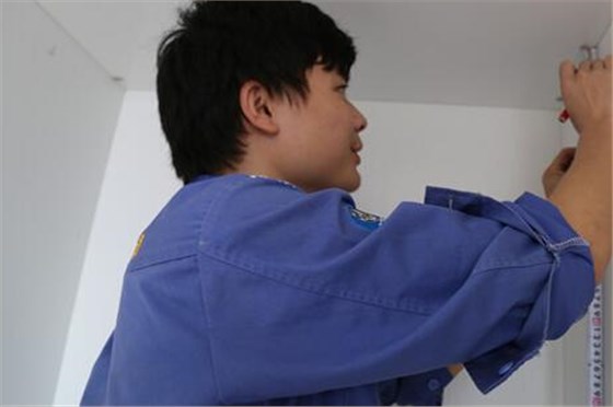 家具安裝工現(xiàn)場進(jìn)行量尺