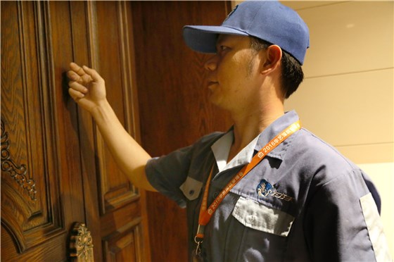 左右手家具安裝工在進(jìn)客戶(hù)家是很有禮貌的敲門(mén)