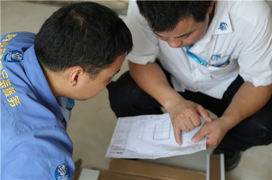 家具安裝過程中，左右手安裝師傅默契的配合