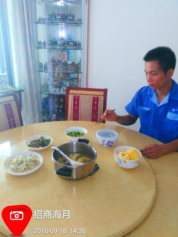 業(yè)主為表達感謝，請家具安裝師傅在家吃飯