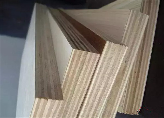 左右手家居安裝師傅告訴你，做衣柜應(yīng)該用什么板材？