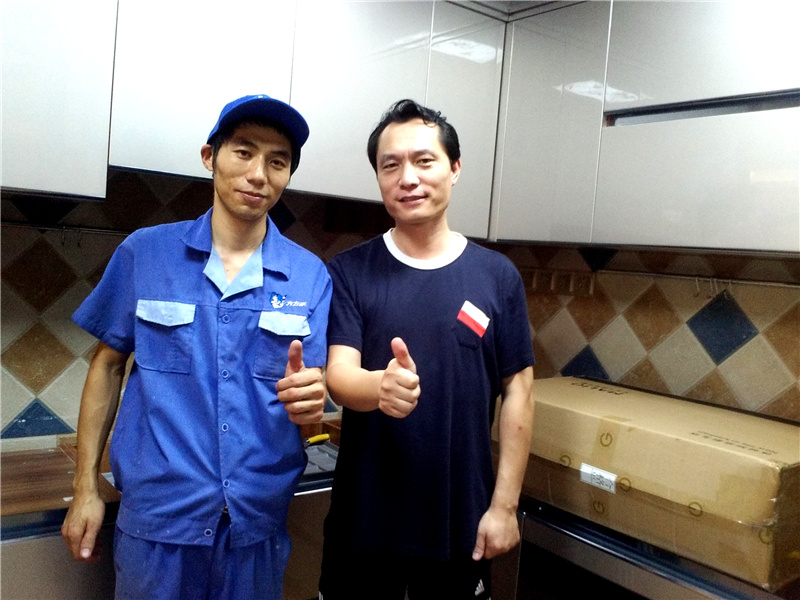 左右手家具安裝師傅與客戶留影，客戶的滿意才是我們追求的目標