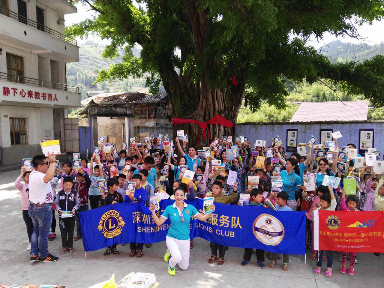 左右手領導與獅子會成員捐書現(xiàn)場