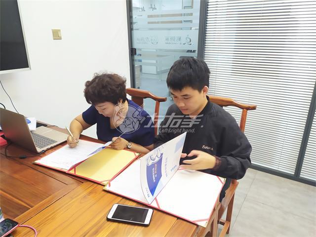 他是一個90后設(shè)計師，也是左右手第51家城市服務(wù)商