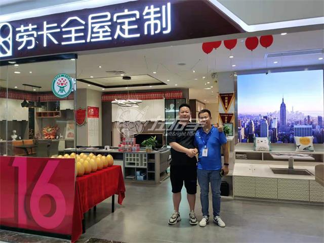 不到2年的時(shí)間，他拿下了當(dāng)?shù)厥畮讉€(gè)知名商家的訂單